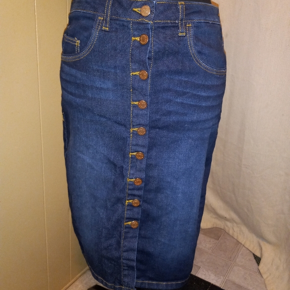 Vila Clothes blue jean button down skirt (everything must go! Moving sale) - Picture 4 of 7